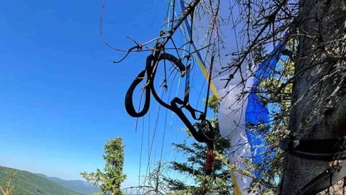 Let skončil vysoko v korunách stromů. Záchranáři museli dvakrát zachraňovat paraglidisty