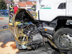 Zraněného řidiče museli hasiči z vraku osobního vozu vyprostit.