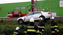 U nehody v Českých Budějovicích musel zasahovat jeřáb