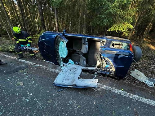 Hasiči vyprostili osobu z havarovaného vozidla, na místě zasahoval vrtulník LZS