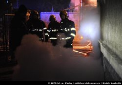 Požár sklepa, který vznikl nedbalostí v rodinném domě v Praze 5 likvidovali profesionální a dobrovolní hasiči