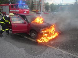 Dvě jednotky hasičů vyjely k rannímu požáru osobního auta ve Zlíně