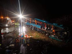 Tragická dopravní nehoda autobusu a kamionu si vyžádala 12  mrtvých a 20 zraněných