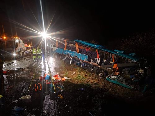 Tragická dopravní nehoda autobusu a kamionu si vyžádala 12  mrtvých a 20 zraněných