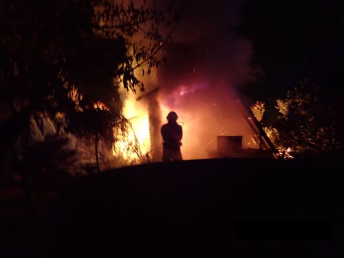 V noci shořel v Uherském Brodu zahradní domek