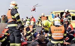 Cvičení v Karlovarském kraji prověřilo zásah složek IZS při hromadné dopravní nehodě na dálnici