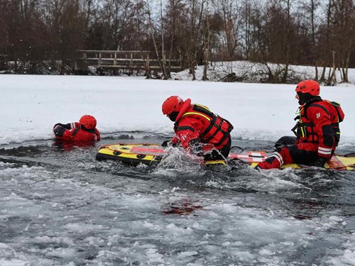 Záchrana tonoucího mezi ledovými krami patří k nejrizikovějším zásahům hasičů