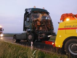 V noci se na hlavním silničním tahu ve směru na Jičín od Hradce Králové  stala dopravní nehoda dvou kamionů,, která zablokovala silnici několik hodin