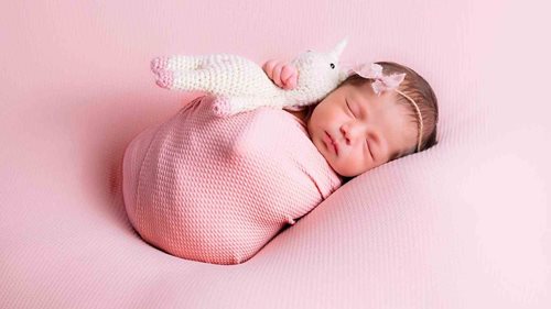 Miminko na porodnici nepočkalo. Zdravá holčička přišla na svět přímo v sanitce