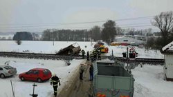 Na železničním přejezdu se střetl rychlík s nákladním automobilem