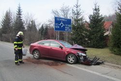 Při nehodě dvou vozidel z vraku vozidla řidiče vytáhli zasahující hasiči
