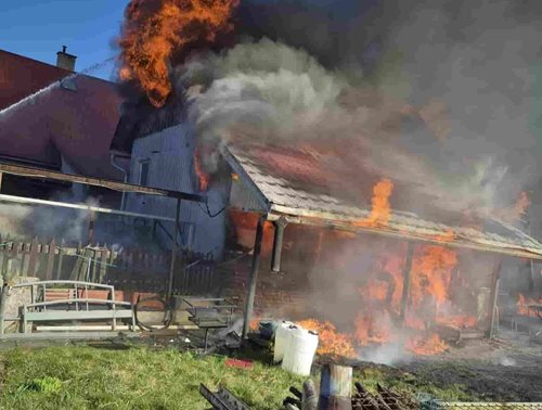 Požár střechy ohrozil okolí a vyžádal zásah IZS