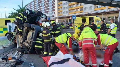 Po nárazu zůstalo auto na boku. Uvnitř uvázly dvě osoby