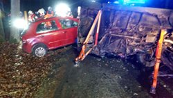 Dvě smrtelná a tři těžká zranění při čelní srážce dvou aut na Kladensku