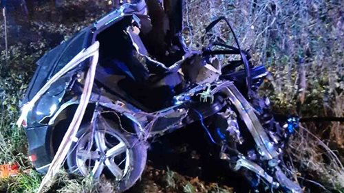 Tragická noční nehoda. Osobní auto se po nárazu do stromu roztrhlo na dvě části