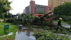 Prahu zasáhla silná bouřka a vydatný déšť, hasiči zasahovali u téměř stovky událostí