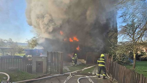 Oheň se rychle šířil a ohrozil okolní stavby