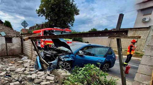 Osobní auto narazilo do zídky. Jedna osoba utrpěla zranění
