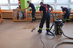 Ostravští hasiči zachraňovali budovu školky po záplavě z prasklé hadičky