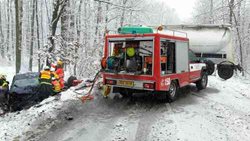 Na Břeclavsku museli hasiči u nehody vyprošťovat posádku auta