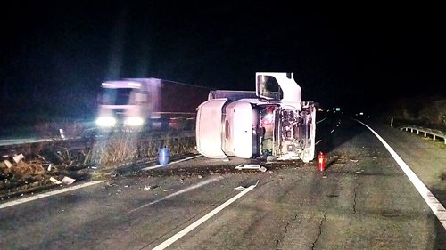 Převrácený kamion zablokoval dálnici, hasiči přečerpávali stovky litrů nafty