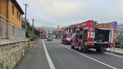 Srážka auta s kamionem zastavila provoz: Hasiči zabránili úniku nafty z poškozené nádrže