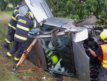 Auto skončilo na boku: Hasiči pomáhali řidiči v nouzi