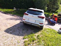 V Dlouhoňovicích řidičku uvěznilo její auto, přimáčklo ji k zídce