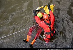 Lezci pražských hasičů cvičili záchranu z vodní hladiny