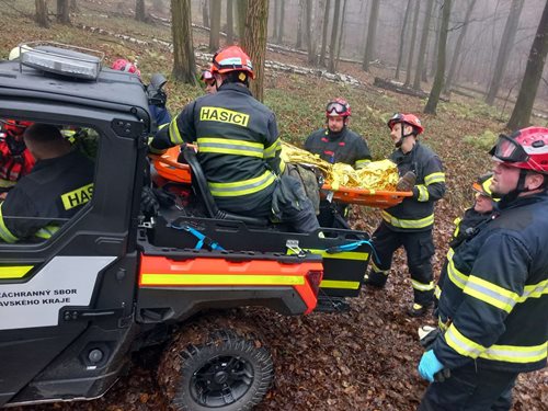Záchrana v lese: Hasiči s posádkou záchranářů spojili síly při náročném transportu