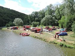 Výcvik hasičů na břehu Svratky