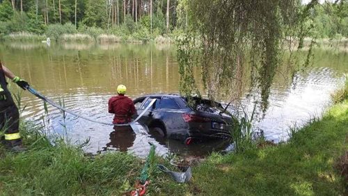 S Audi skončil v rybníce. Z potápějícího se auta se zachránil na poslední chvíli