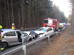 Čelní střet si vyžádal tři zranění. 