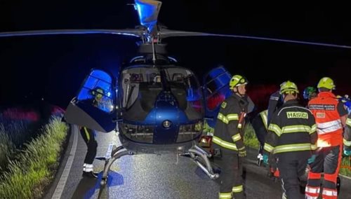 Náraz do stromu skončil bojem o život. Hasiči museli vyprošťovat zaklíněného řidiče