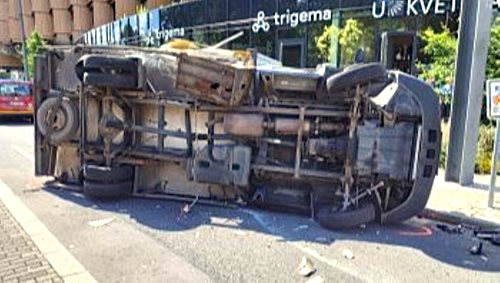 Nákladní automobil se v Praze střetl s tramvají. Na místě zasahovali hasiči