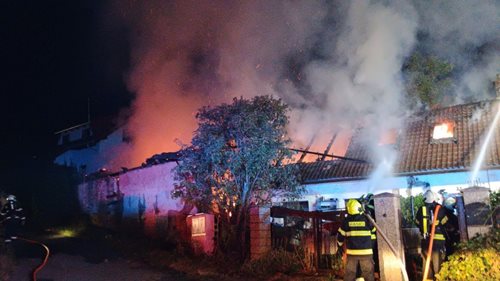 Rodinný dům v Rudolfově lehl plamenům, škoda dosáhne dvou milionů