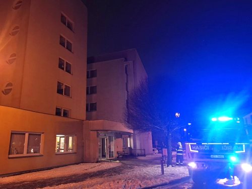 Tragédie při požáru bytu v zařízení pro seniory si vyžádala jeden život
