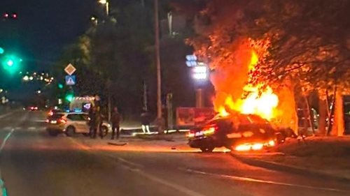 Ve vysoké rychlosti narazil do sloupu. Po havárii začalo BMW hořet