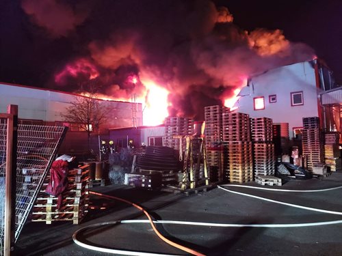 Tragédie v průmyslové hale: Rozsáhlý požár způsobil desítky milionů škod