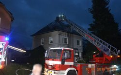 Ranní požár sazí v komíně se rozšířil na střechu rodinného domu