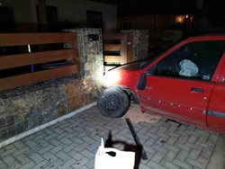 Řidič havaroval v Biskupicích, poškodil i elektrorozvaděč