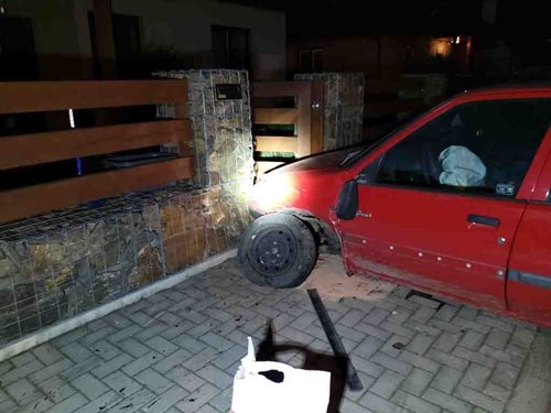 Řidič havaroval v Biskupicích, poškodil i elektrorozvaděč