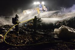 Noční požár skládky odpadu v Markvartovicích na Opavsku