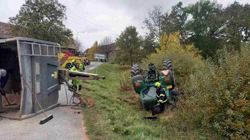 Traktor skončil na střeše v rybníku. Hasiči museli zabránit šíření unikající nafty
