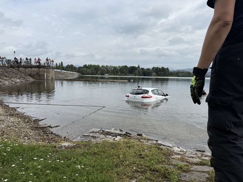 Vozidlo skončilo pod hladinou přehrady Olešná