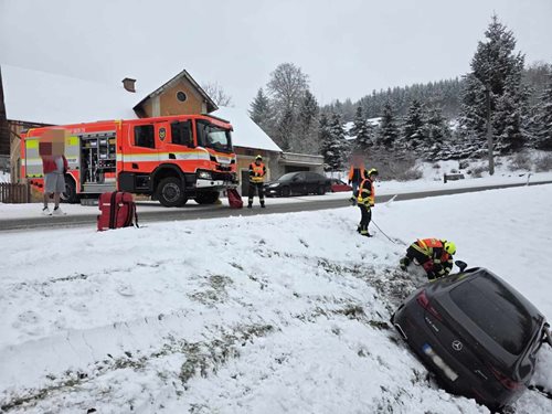 Automatický systém eCall přivolal hasiče k havarovanému vozu