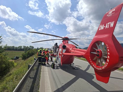 Kamion havaroval na D1: Řidiče museli hasiči vyprostit z kabiny