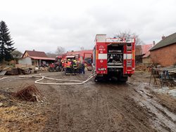 K požáru v Jankovicích vysláno sedm jednotek hasičů