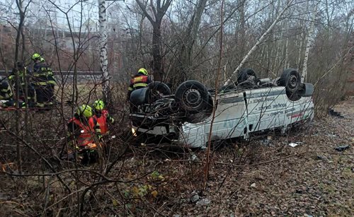 Tragédie po pádu dodávky z mostu. Řidič zemřel, provoz na železnici se zastavil
