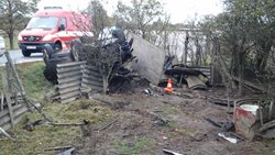 Auto se srazilo krávu a převrátilo se na střechu
